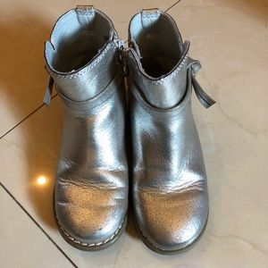 Toddler girls silver with bow ankle boots. Size 11